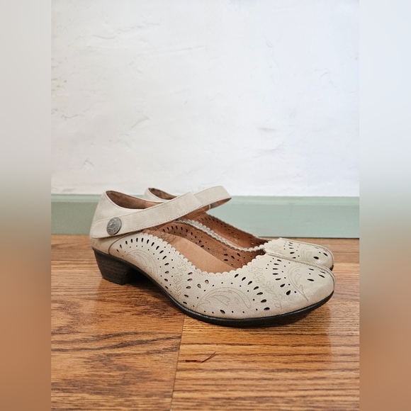 TAOS Tango Ivory Leather Heels - Picture 1 of 10